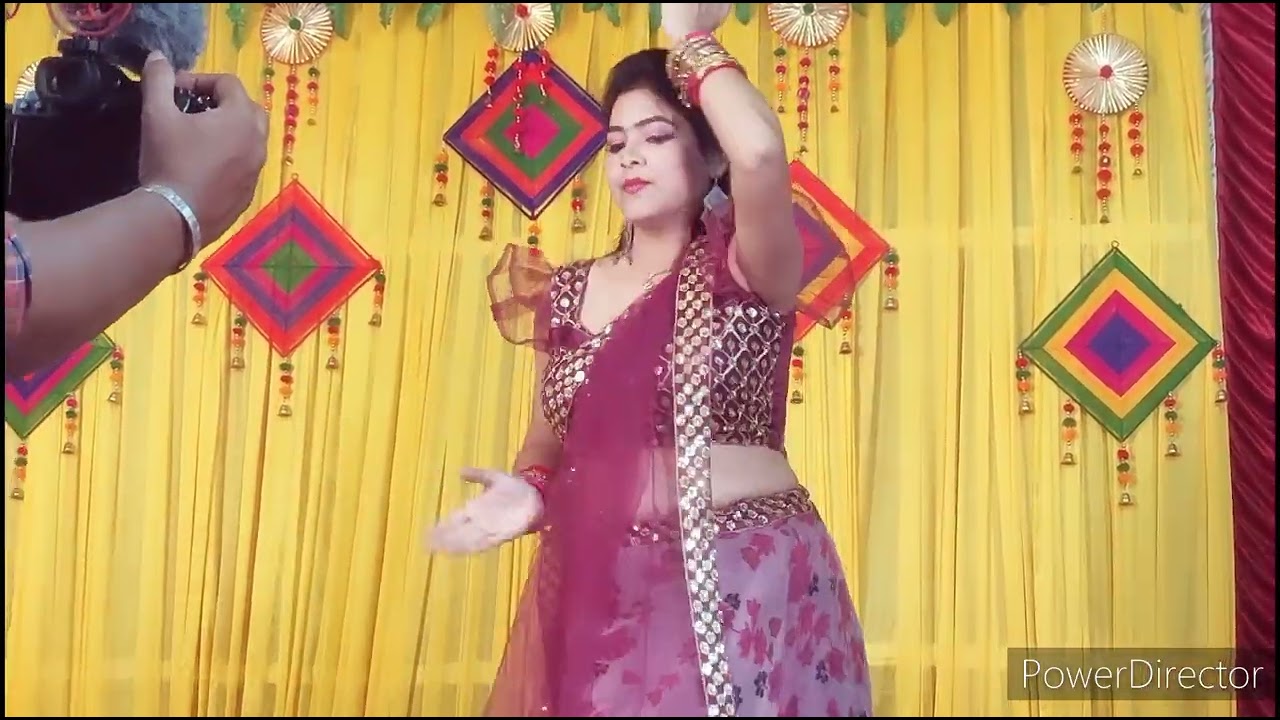 Churi jo khanki hato me..yad piya ki ane lagi hai vigi vigi rato me..Dance performance