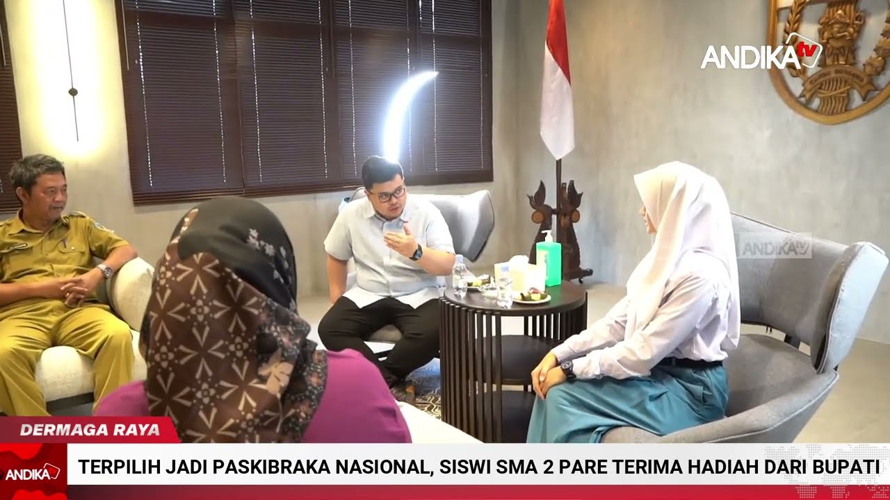 TERPILIH JADI PASKIBRAKA NASIONAL, SISWI SMA 2 PARE TERIMA HADIAH DARI BUPATI