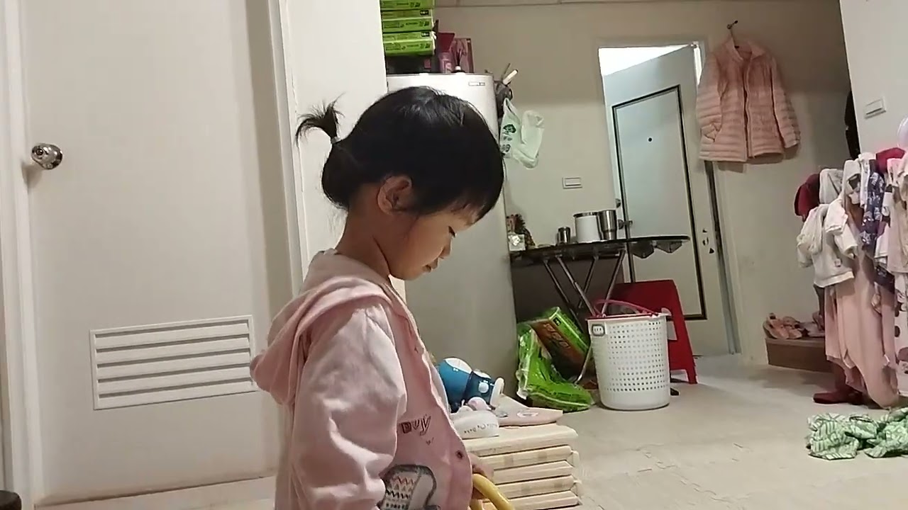 尿尿　女孩 樂樂第一次坐小馬桶要尿尿2022/5/6 #尿尿#小馬桶#尿褲子- YouTube