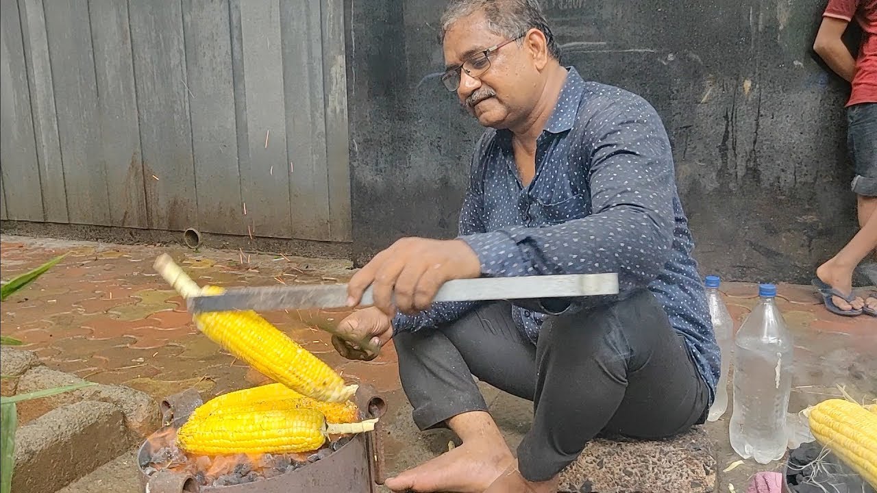 Indian Man Selling Delicious Hot Corn on the Footpath | Indian Street Food | Aamchi Mumbai