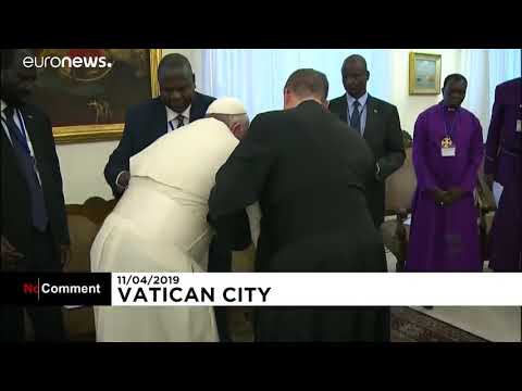 რომის პაპმა სუდანელ პოლიტიკოსებს ფეხზე აკოცა