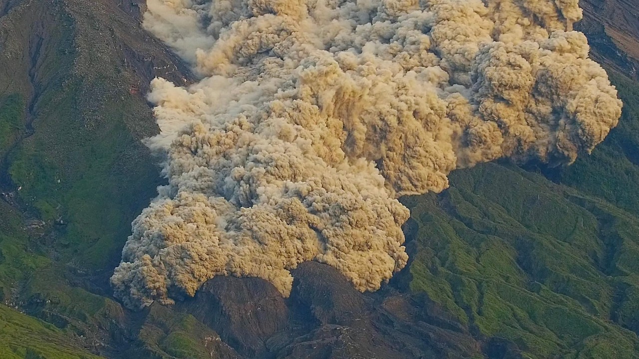 巨大な火砕流がセメル火山の麓に到達（2026年3月20日） : r/Volcanoes