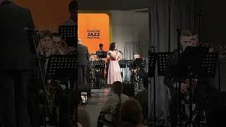 Студентка Музыкальной академии Екатерина Лазукова исполняют песню«Я иду» на Moscow Jazz Festival