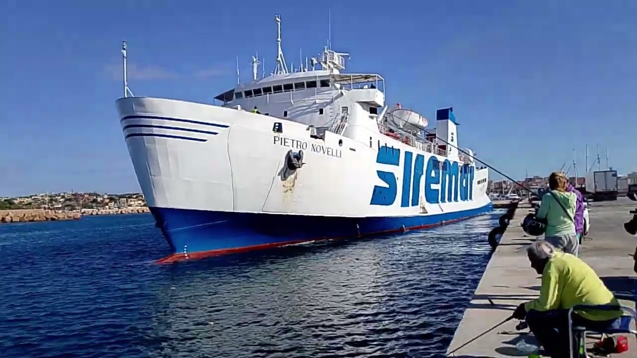 La nave Pietro Novelli in partenza dal Porto di Lampedusa 