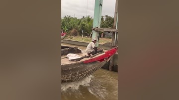 Ghe gỗ vượt Cống/Boat crossing the dam.