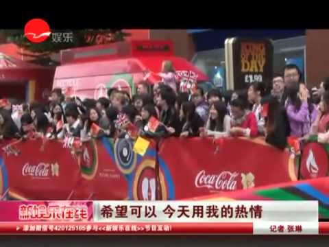 王力宏白岩松曼城传圣火 "小天王"上演高空劈叉.mp4