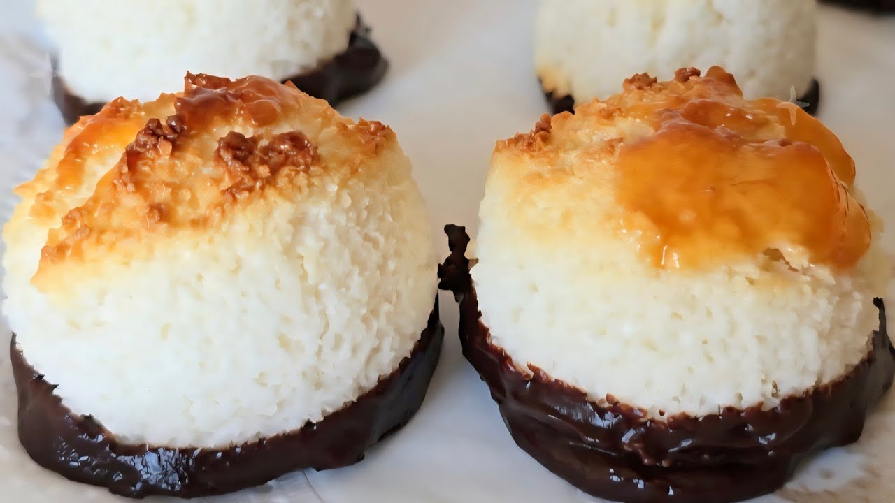 С помощью 2 яичных белков и тертого кокоса приготовьте эти кокосовые макароны всего за 2 минуты!