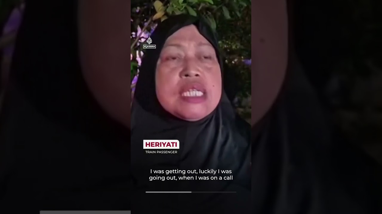 انتشال ناجين من حادث قطار مميت في إندونيسيا من بين الأنقاض | AJ #shorts