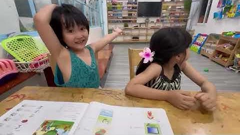 Tiếng Anh Giao Tiếp Thiếu Nhi Tại Phan Thiết: Miki and Melanin talking about Starters 1