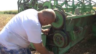 Zetva soje -  poljoprivrednik popravlja kombajn - Djuro Djakovic na njivi