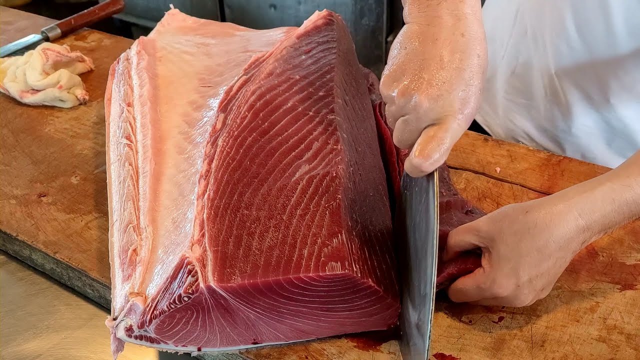 東港黑鮪魚季,巨大黑鮪魚切割技能/Giant Bluefin Tuna Cutting Show,Sashimi-台灣街頭美食