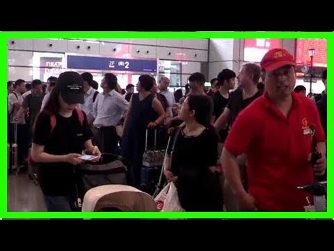 霍思燕用婴儿车推嗯哼坐高铁，网友：这都多大了，车都装不下了！