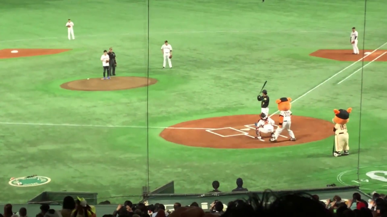 2018/03/30 東京ドーム開幕戦(巨人-阪神)始球式の様子 YouTube 2018/03/30 東京ドーム開幕戦(巨人-阪神)始球式の様子 YouTube