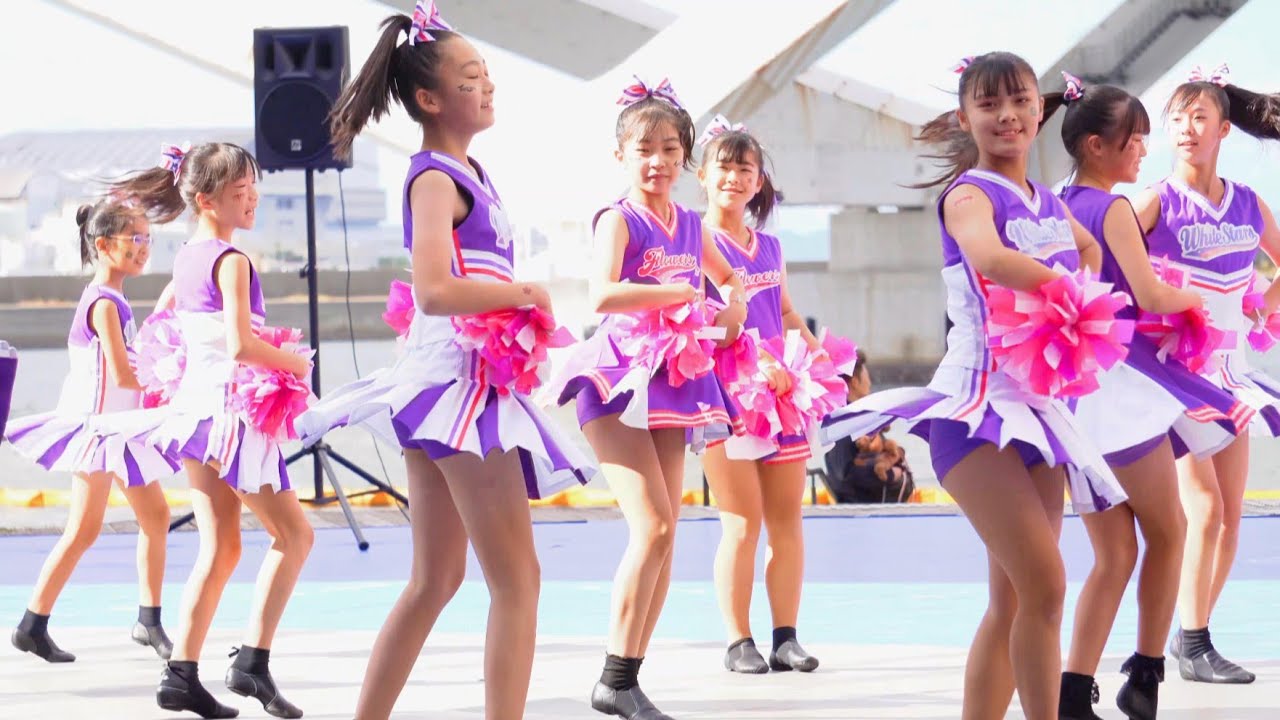 【チアリーディング】紫の衣装が港に映えるチア達