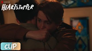 Heartstopper | Nick Abraza A Charlie ( Clip Latino / Temporada 1 ) Netflix