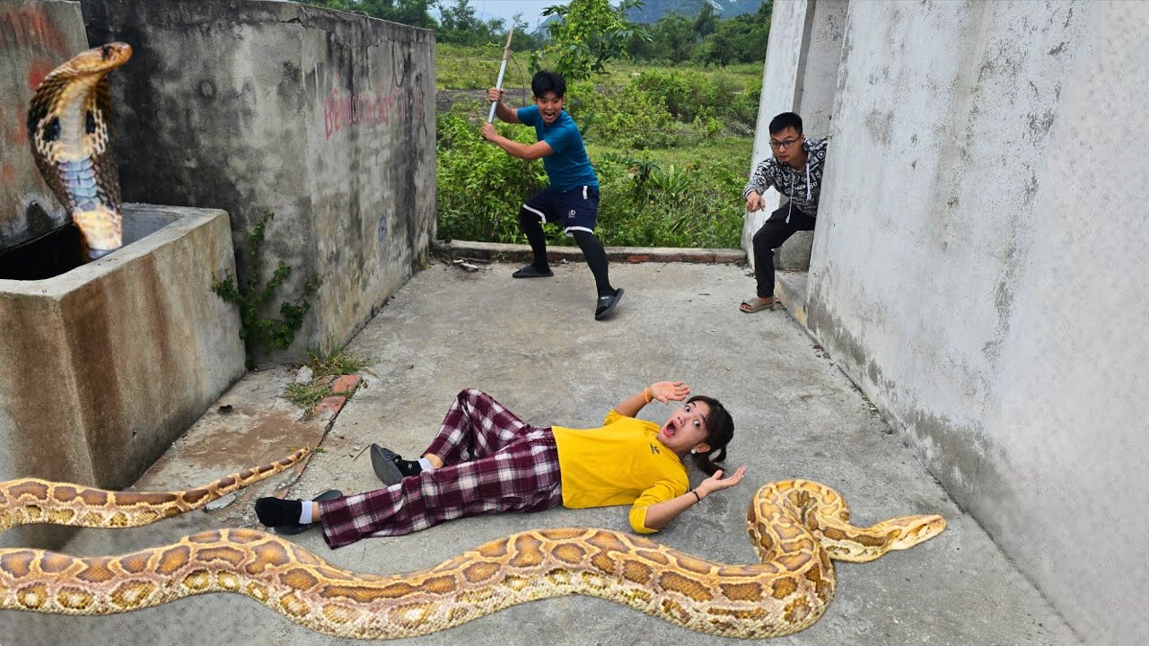 Отважный охотник спасает маленькую девочку от гигантской змеи