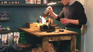 Shoeshine man 靴磨きをする男 【RADIAN BLOG】