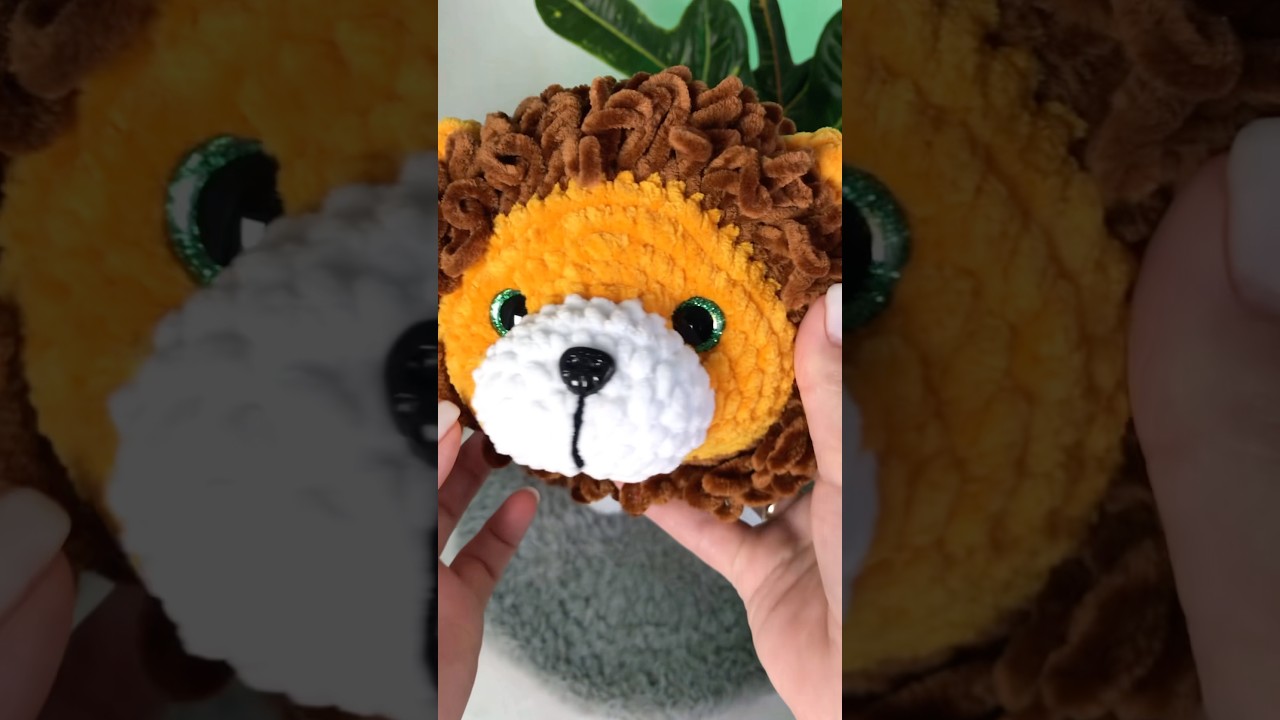 Plush lion 
