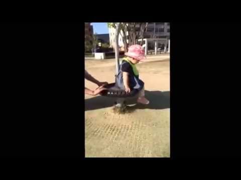 1歳2ヶ月 公園の遊具 回る