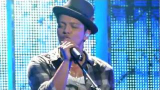 Bruno Mars - Talking To The Moon - live Manchester 2 november 2011 - HD chords