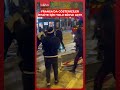 Fransa'da göstericiler itfaiyenin geçebilmesi için yoldaki barikatı kaldırdı #shorts #keşfet #fransa