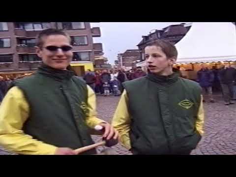 Een marktplein vol in Winterswijk, poging tot het grootste dweilorkest  van Nederland 6 april 2001
