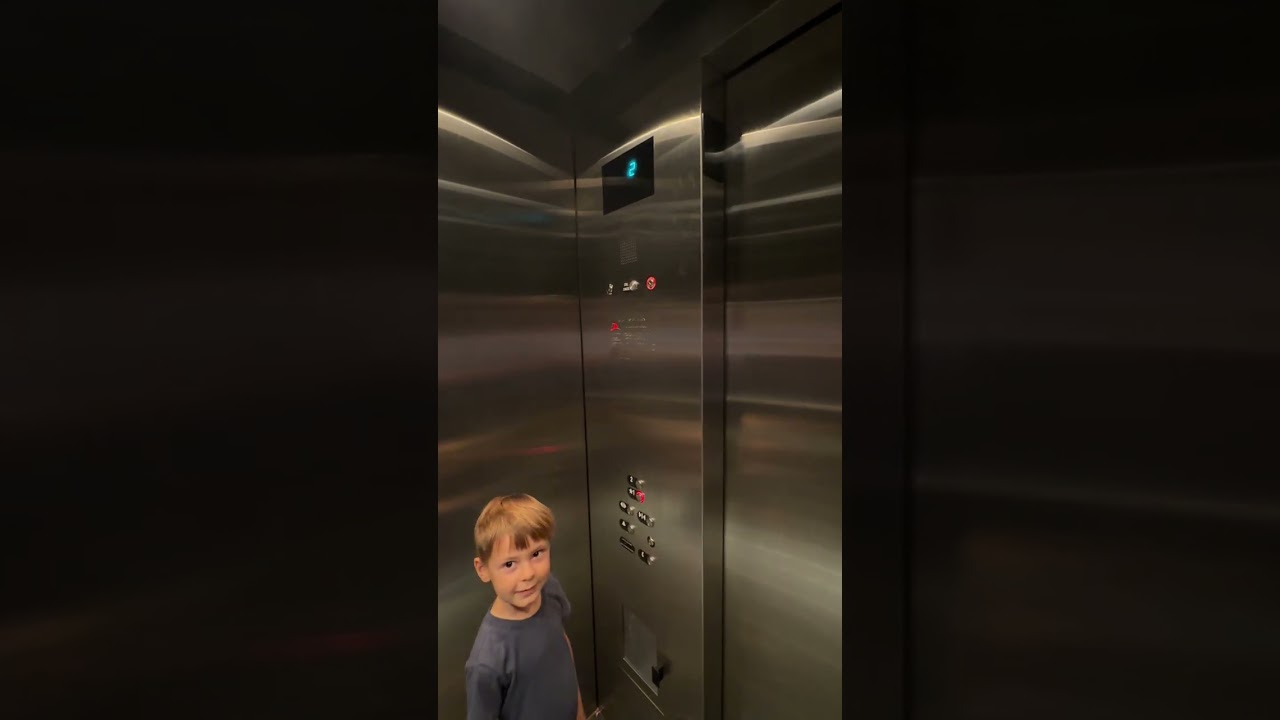 Поездка на лифте 109