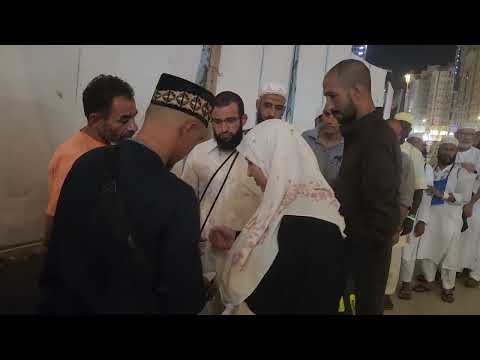 BERBAGI NASI KEBULI GRATIS DI MAKKAH DEPAN MASJIDIL HARAM