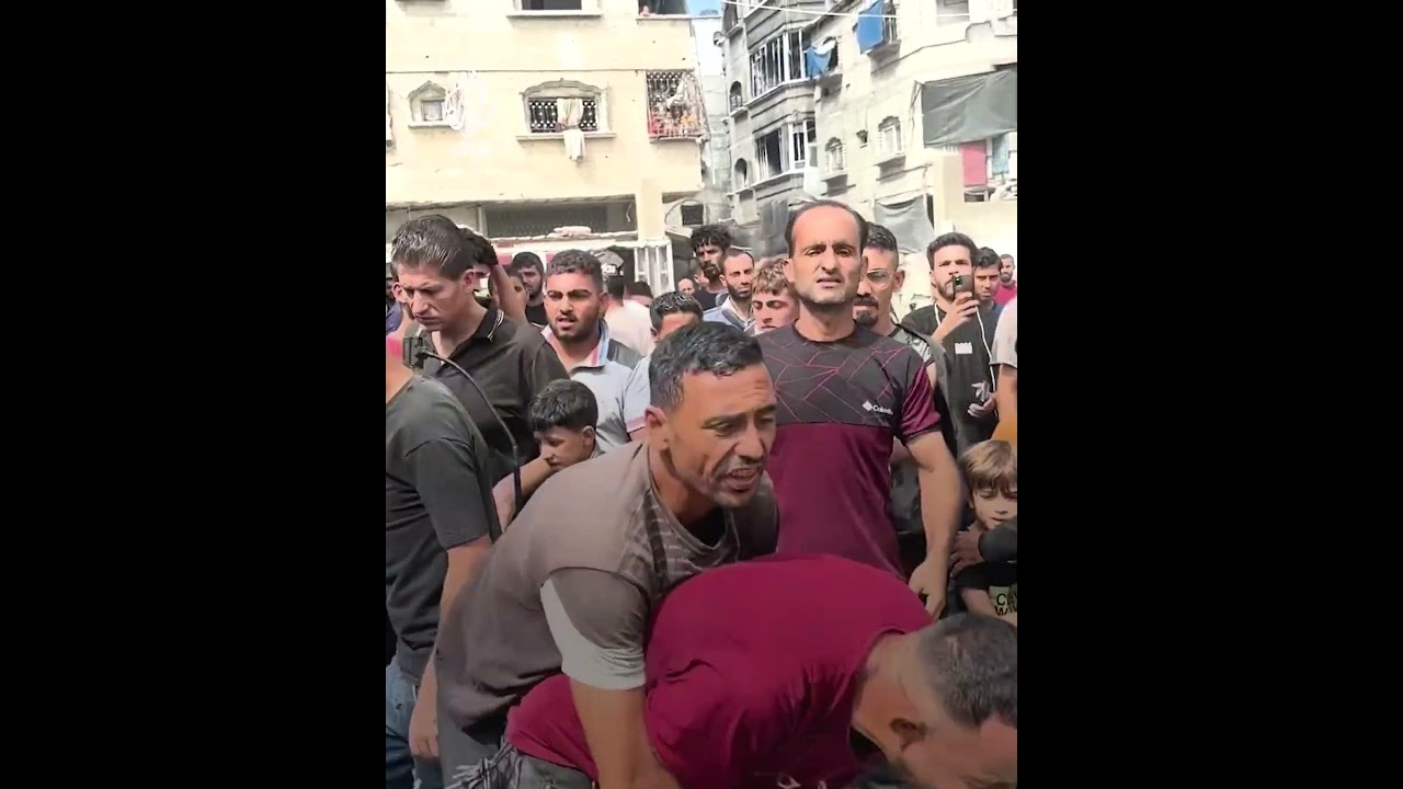 صدمة وبكاء في وداع شـهـ.ـداء القـصـ.ـف الإسرائيلي لمدرسة عبد الفتاح حمود التي تؤوي نازحين بحي التفاح