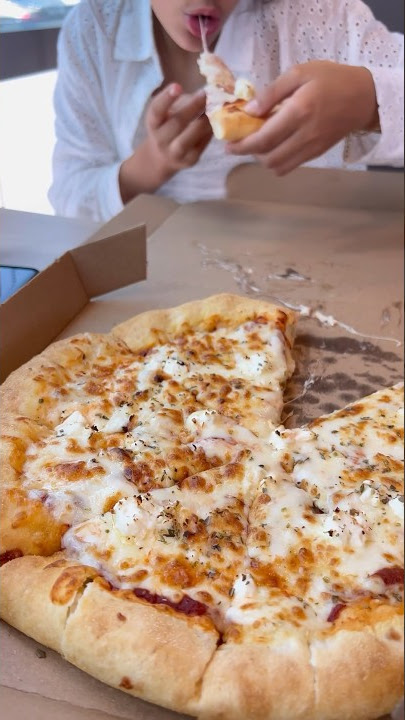 منى صارت تحب البيتزا شوفو ليش😍#pizza