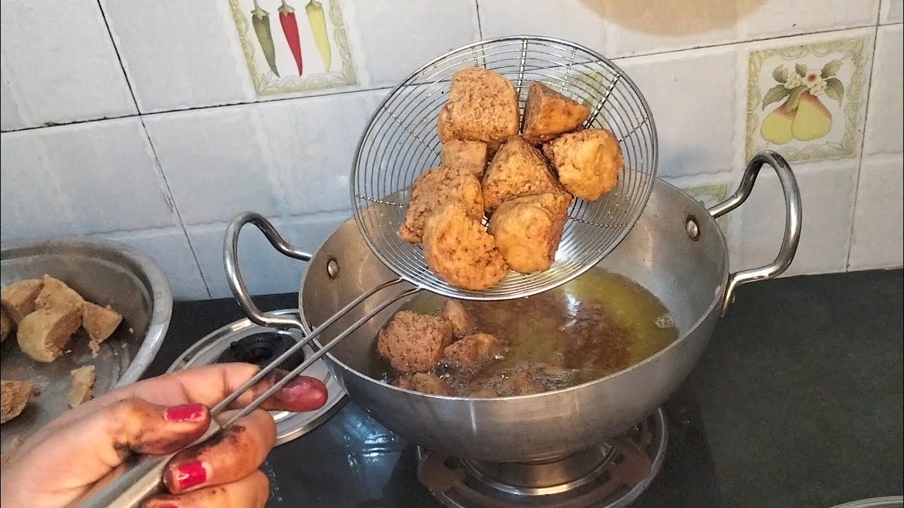 राजस्थानी व्यंजनों में प्रसिद्ध बाफला बाटी  जिससे यह अंदर से नरम और बाहर से कुरकुरी बनती है।