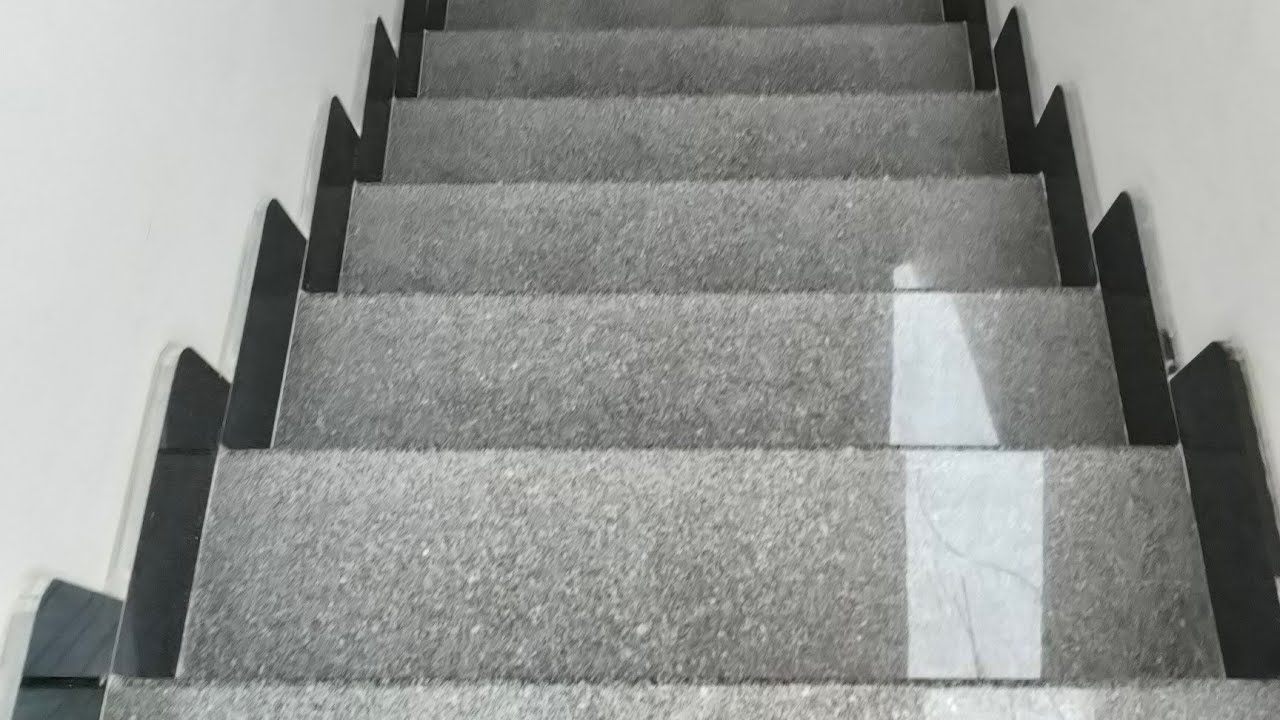 متعرفش السلم طالع ولا نازل من حلوته.سلم رمادي بقايم جلاكسي