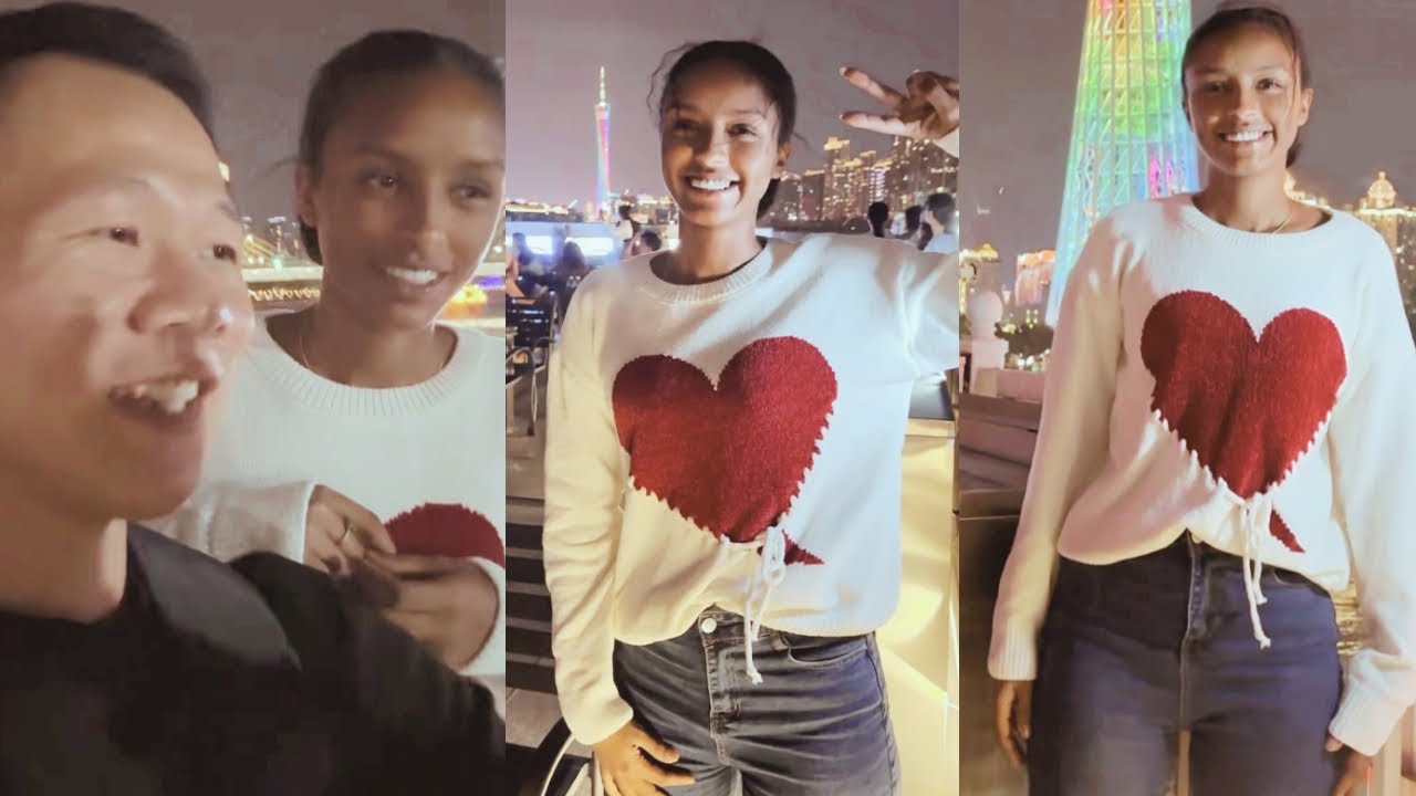 xiaobai takes Messi on a sightseeing boat ride