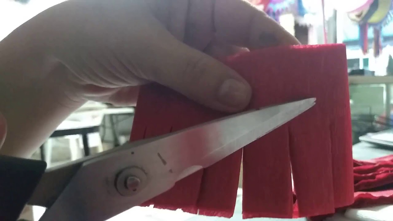 Haciendo piñatas como Cortar papel crepe para forrar piñatas