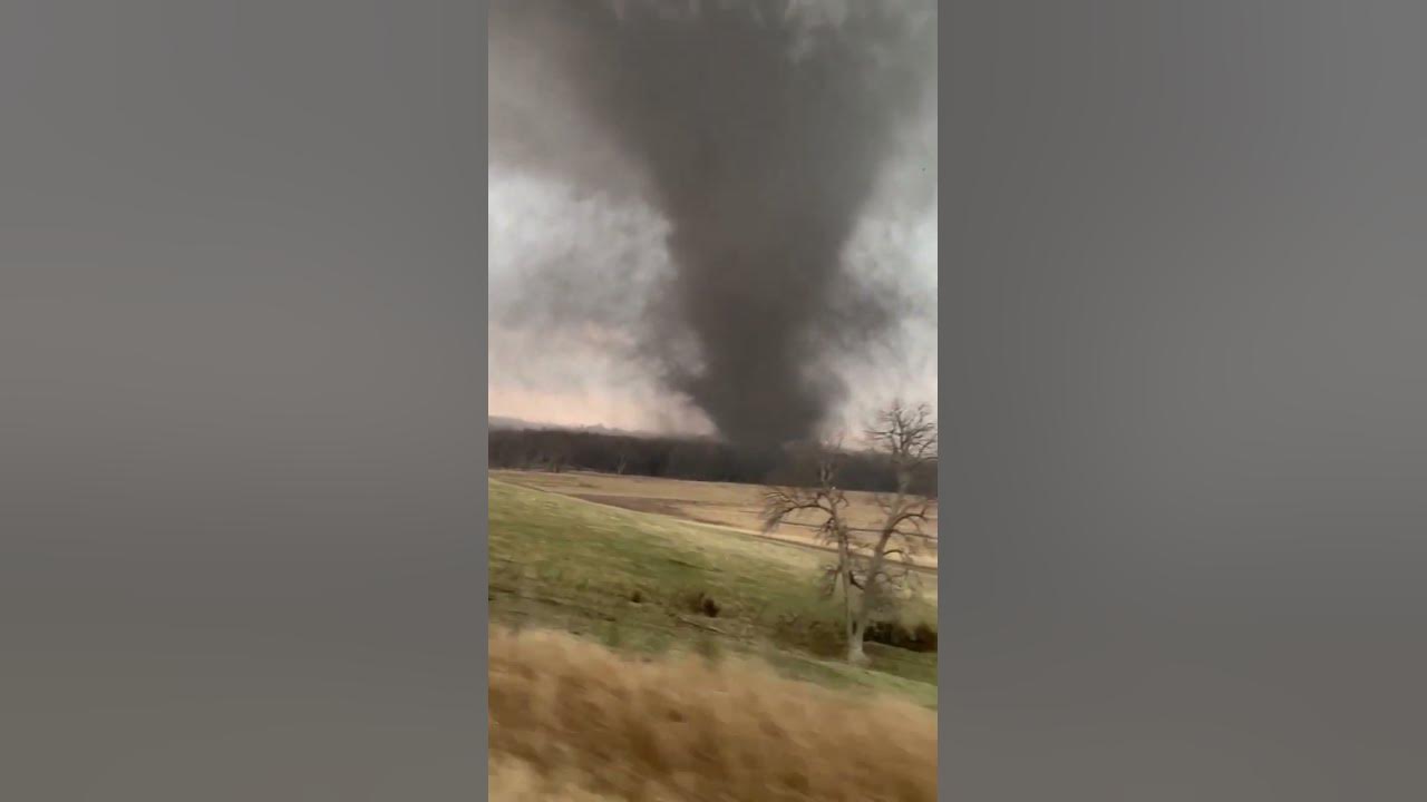 VIOLENT tornado near Wellman, Iowa YouTube