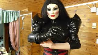 Latex Handschuhe anziehen mit Gothic Doll Lisa