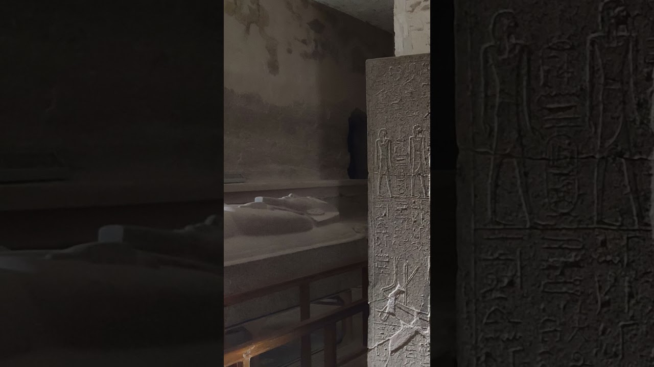 Возле внешнего саркофага Мернептаха лежит крышка из красного гранита с изображением Царя. KV-8