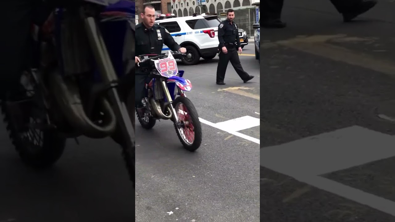 Эта полицейская велопоездка закончилась шокирующим образом!😂 