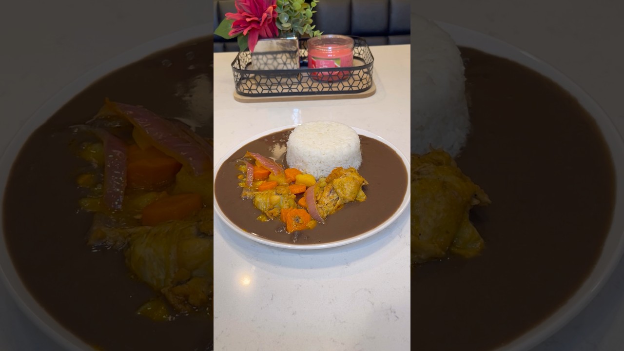 Гаитянский белый рис, черная фасоль и курица