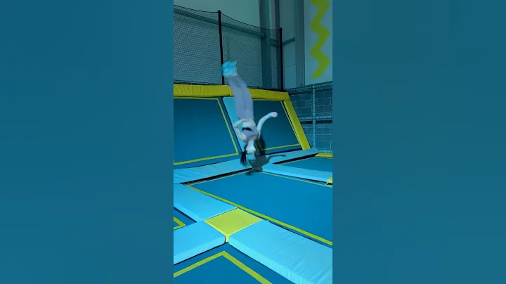 Bouncy bouncy 🤣 #flip #backflip #trampoline #trampolineparks #gymnastics #acrobatics #gymnast #jump