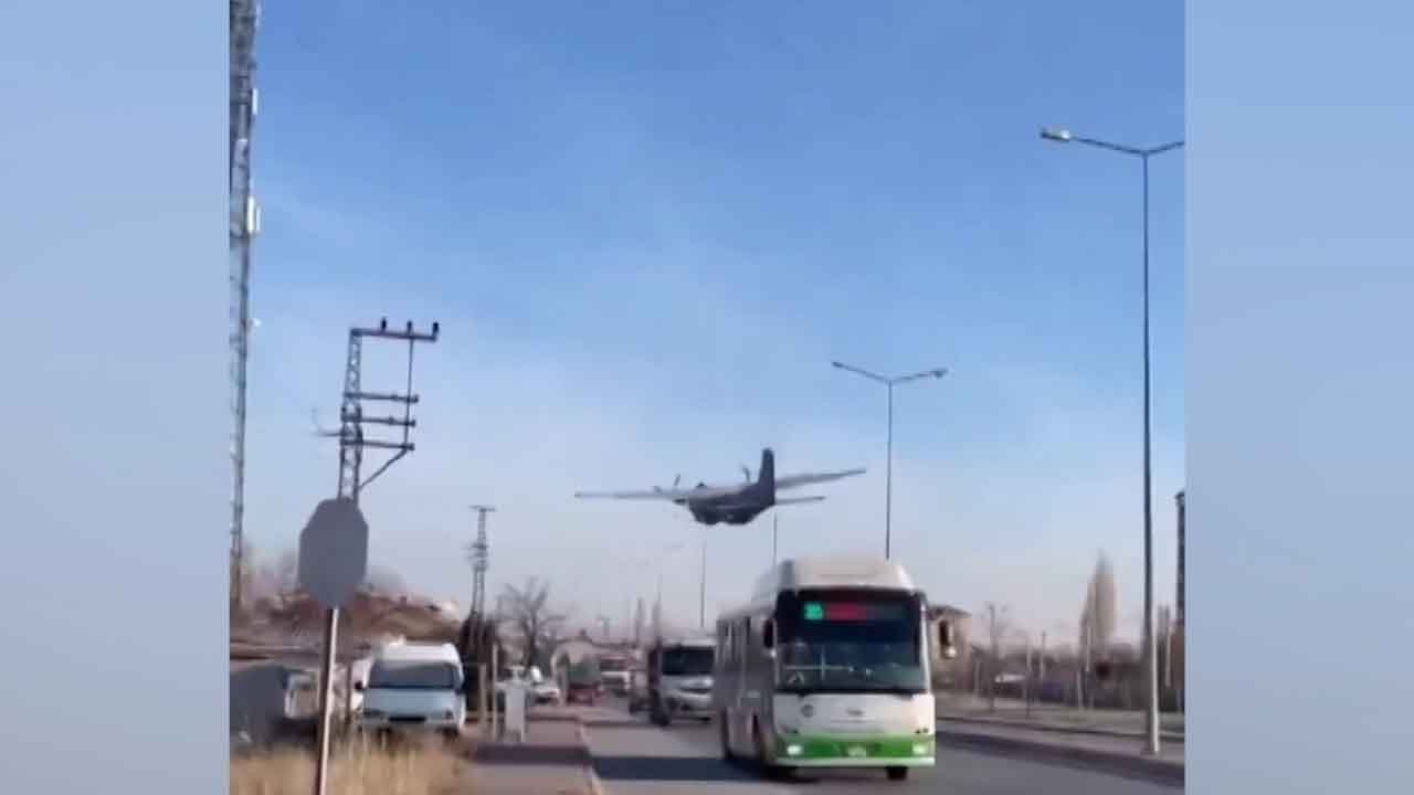 Военный самолет совершил аварийную посадку на оживленную трассу в Турции
