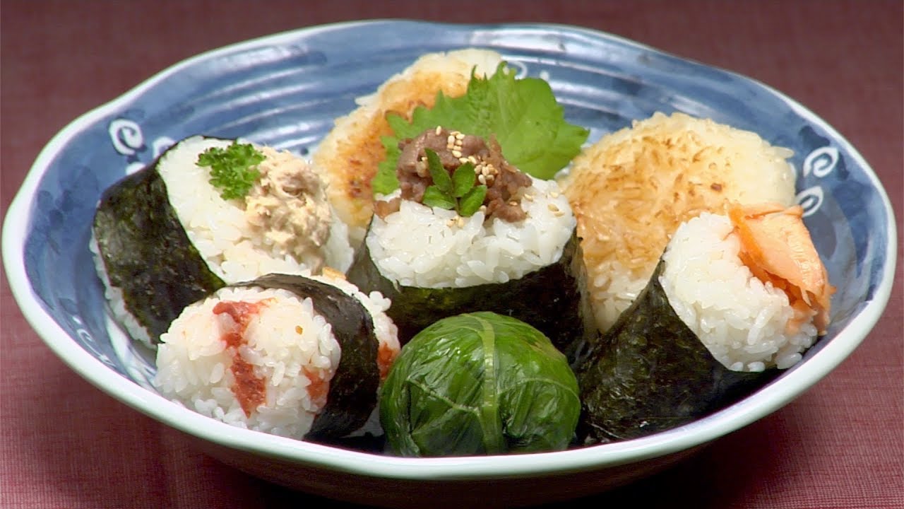 Ensemble De Restauration Rapide Japonaise Onigiri - Riz Avec Farce Moulé En  Forme De Triangle En Nori