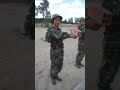 Βιετνάμ :Στρατιώτες κρατούν ένα τούβλο με τεντωμένο χέρι ώστε να μπορούν να κρατήσουν το όπλο τους με σταθερό χέρι (video)