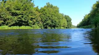 Спокойная река, шум волн и расслабляющий шум прибоя и пнение птыц для сна и медитации 4k Video