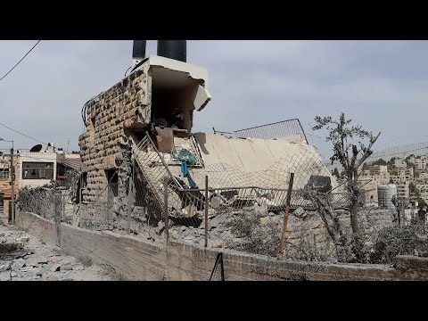 قوات الاحتلال الإسرائيلي تفج ر منزل عائلة الشهيد محمد شهاب في بلدة الرام شمال القدس