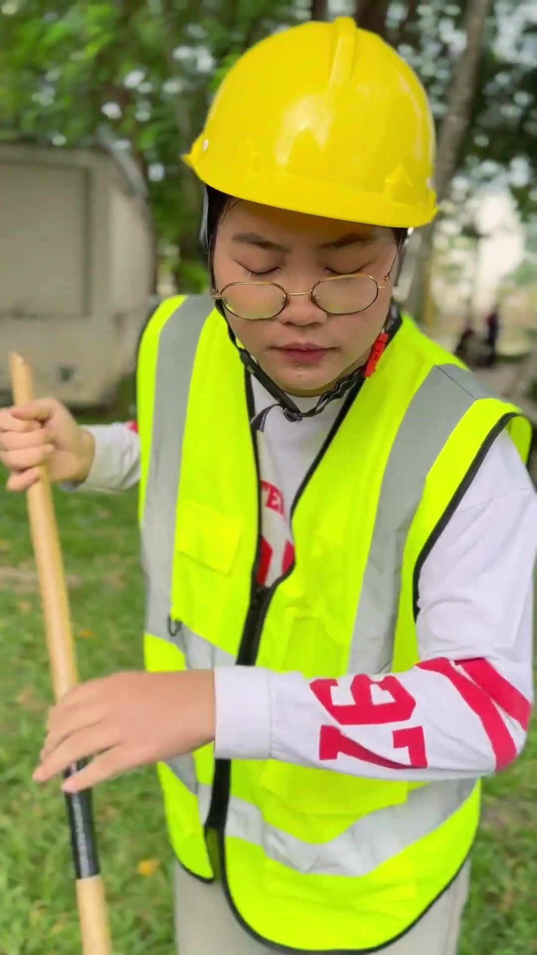 LNF - Hãy bỏ rác đúng nơi quy định || Please put your trash in the bin #shorts