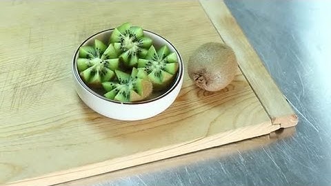 How to Carve a Kiwi Into a Flower : Fruit Cutting Tips