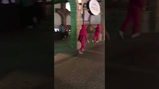 Живые охранники из игры кальмара