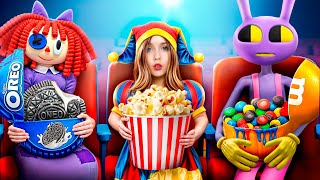 Wie man Süßigkeiten in Der unglaubliche digitale Zirkus versteckt | Extreme Versteckspiel in Kisten!