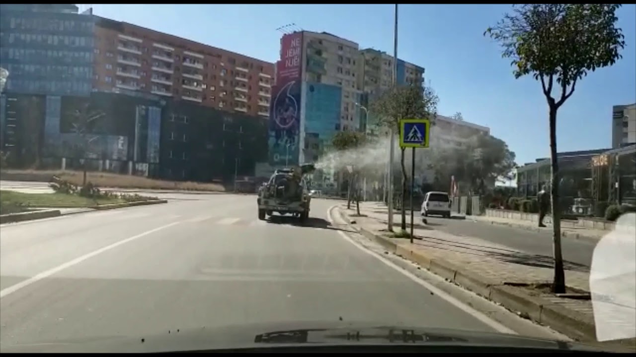 Kryeqyteti në shtetrrethim, ja si po bëhet dezinfektimi i rrugëve të Tiranës